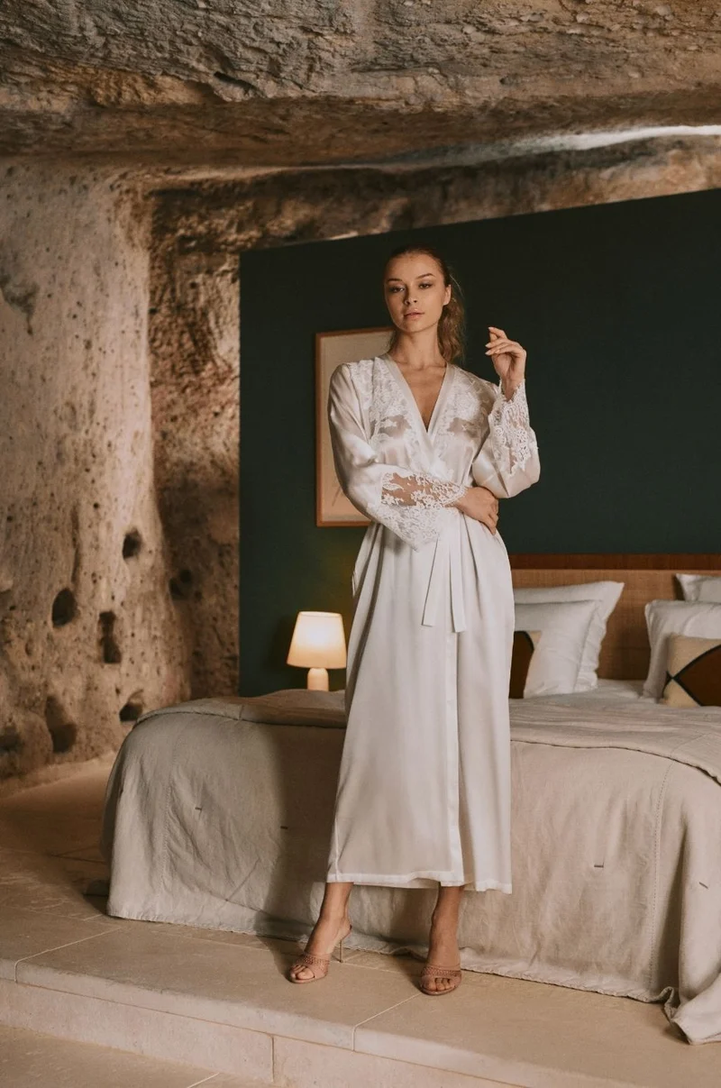 Déshabillé long blanc Tess en soie ornée de dentelle