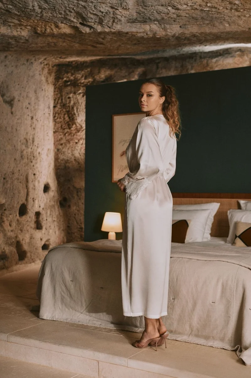 Déshabillé long blanc Tess en soie ornée de dentelle