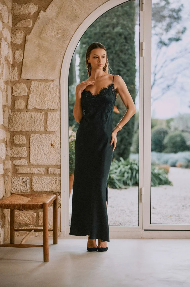 Nuisette longue noire Tess au décolleté orné de dentelle