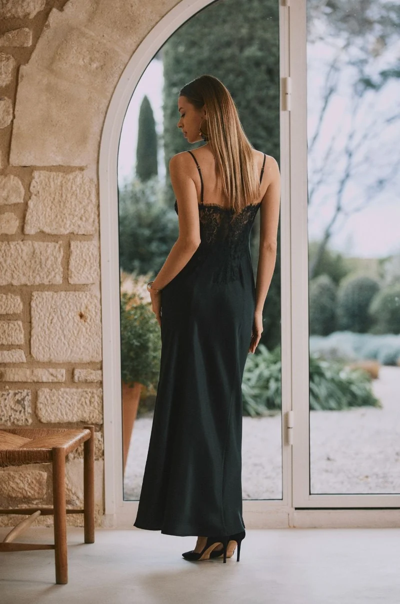 Nuisette longue noire Tess au décolleté orné de dentelle