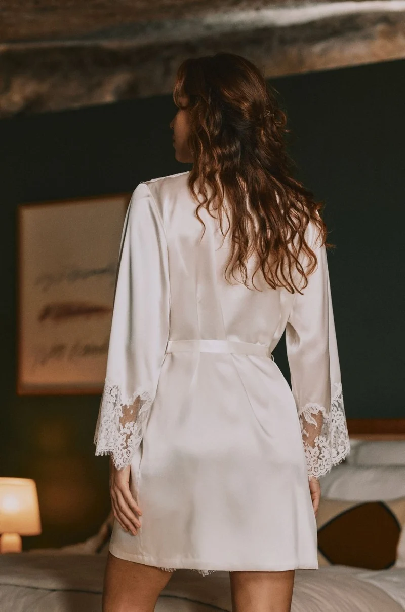 Déshabillé court blanc Tess en soie ornée de dentelle