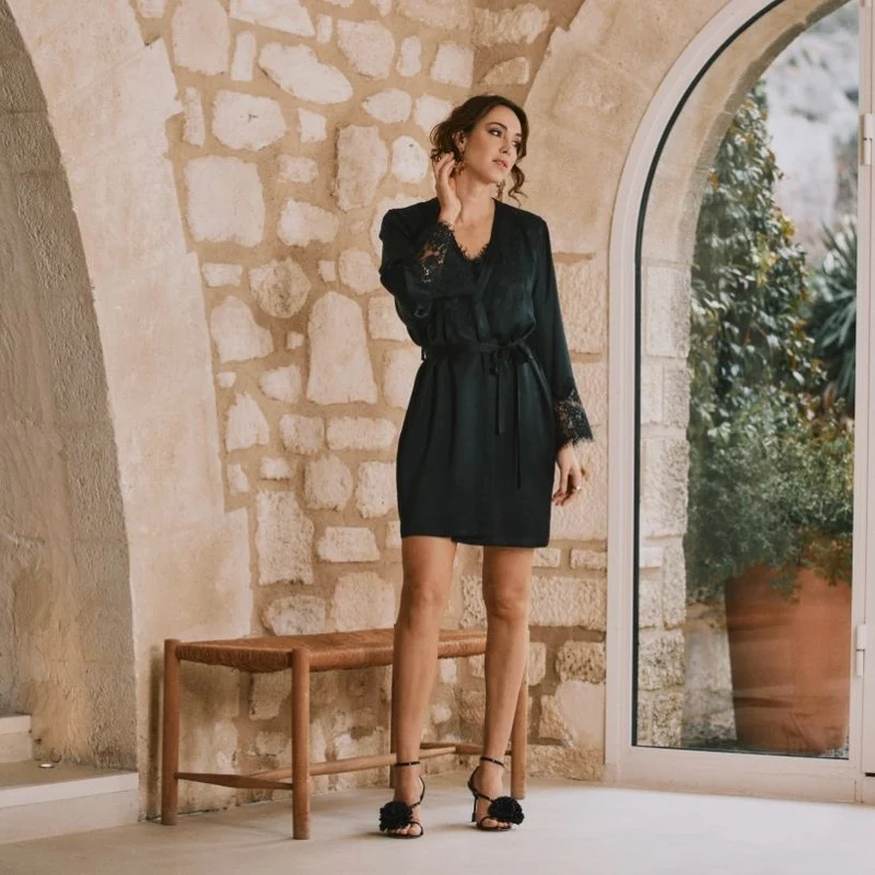Déshabillé court noir Tess en soie ornée de dentelle