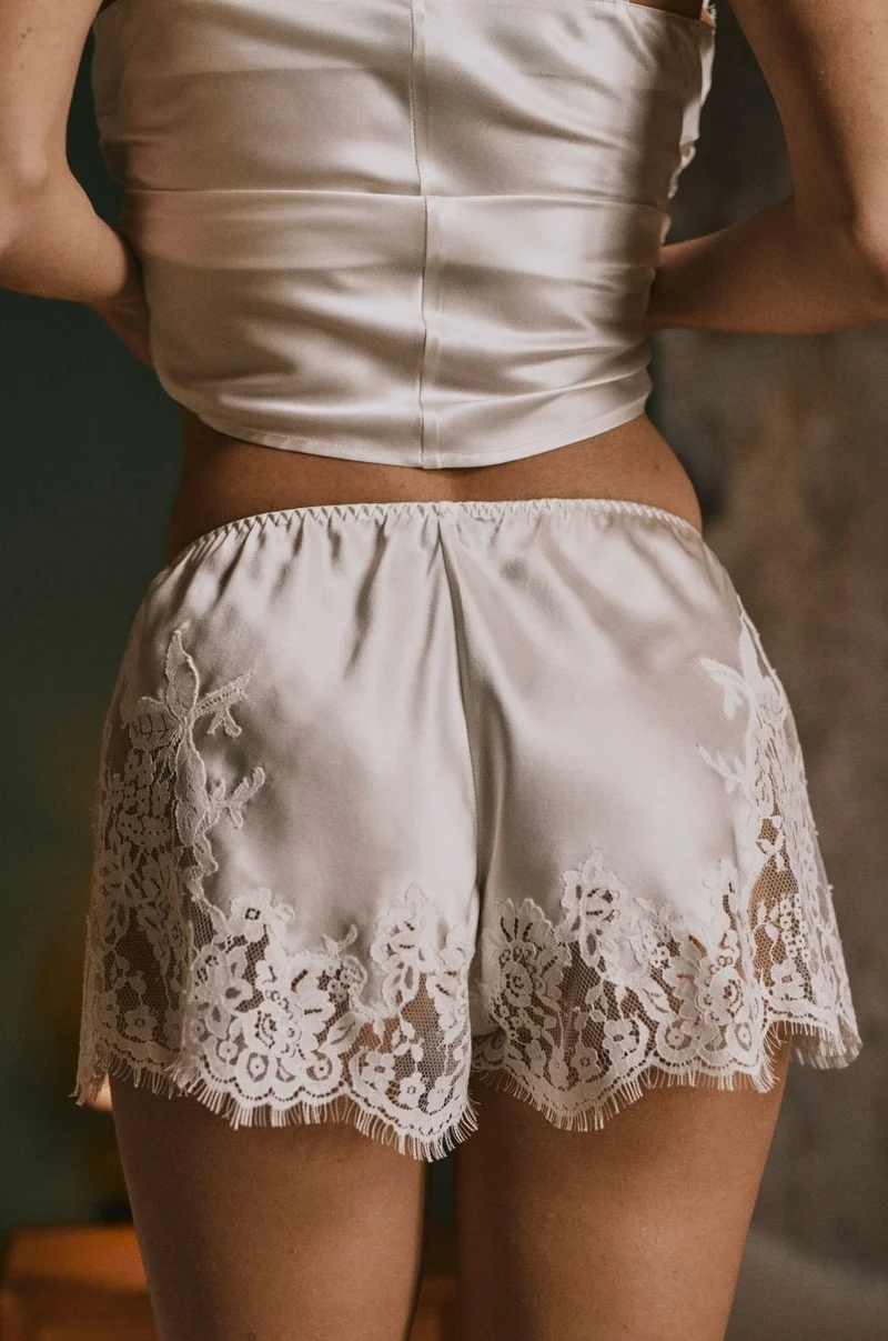 Shorty blanc Tess en soie ornée de dentelle