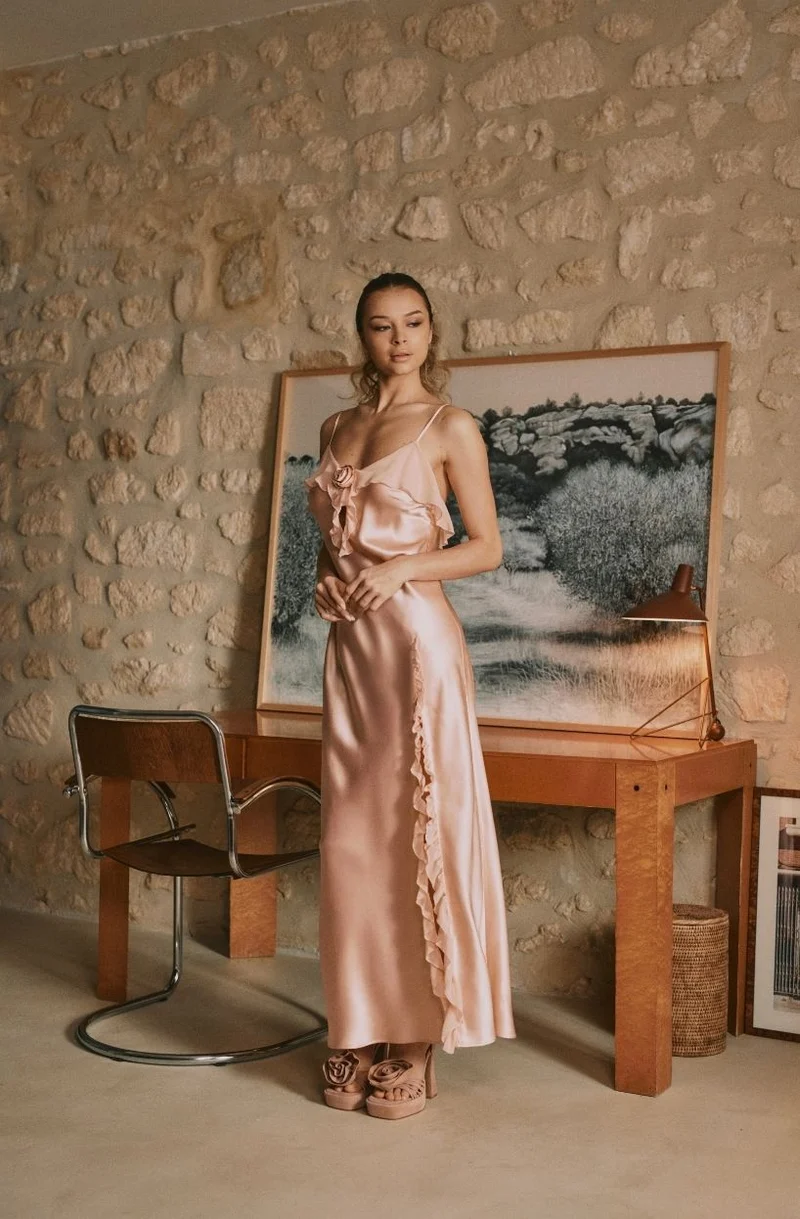 Robe nuisette longue fendue en soie Daniella à volants