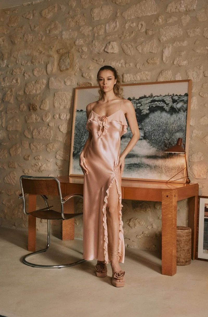 Robe nuisette longue fendue en soie Daniella à volants