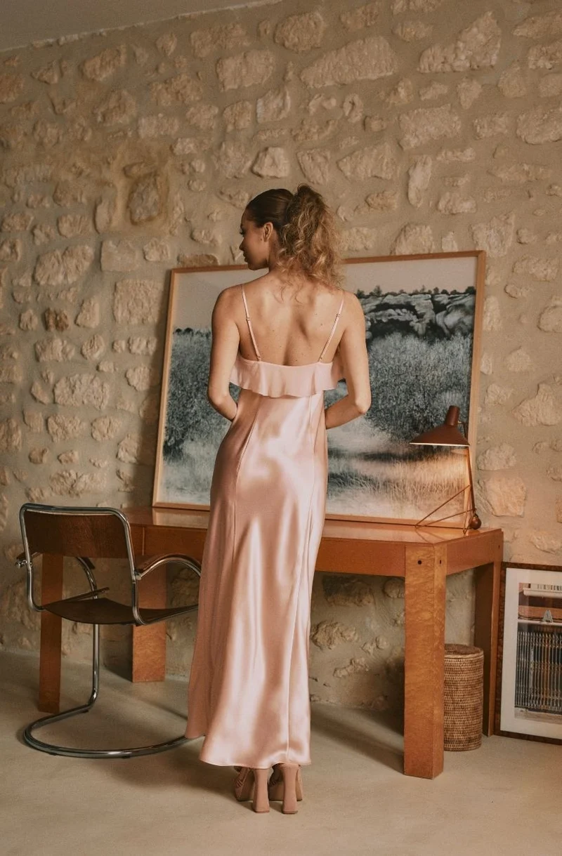 Robe nuisette longue fendue en soie Daniella à volants