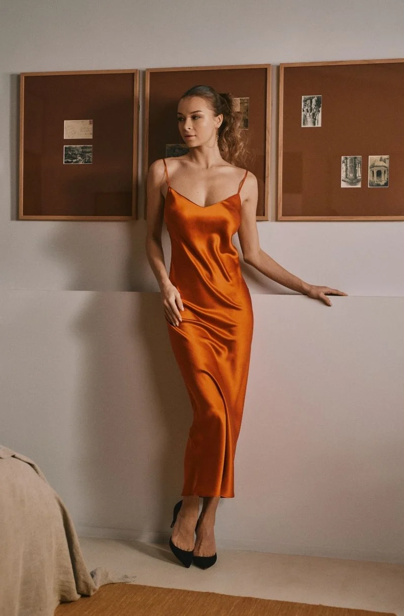 Nuisette longue en soie orangée Daniella