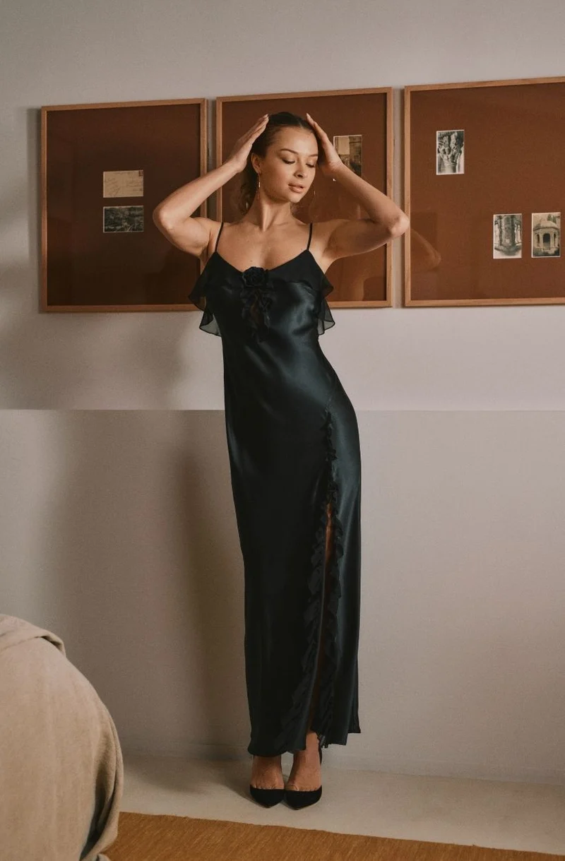 Robe nuisette longue fendue en soie Daniella à volants