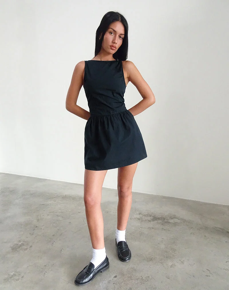 Mini robe Taleshi en noir avec claquettes et nœuds en blanc cassé