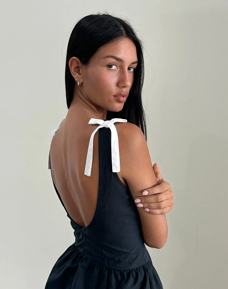Mini robe Taleshi en noir avec claquettes et nœuds en blanc cassé