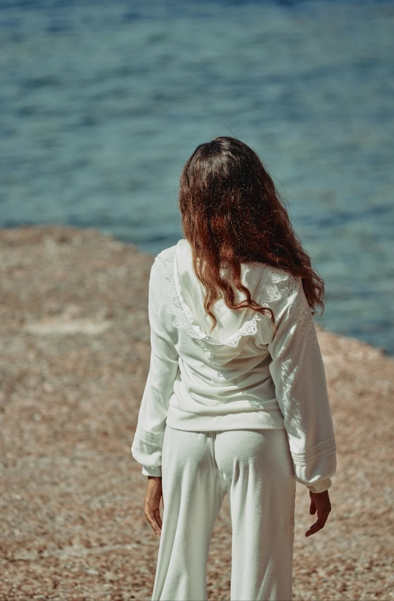 Veste à capuche Céleste en molleton de coton et broderies blanches