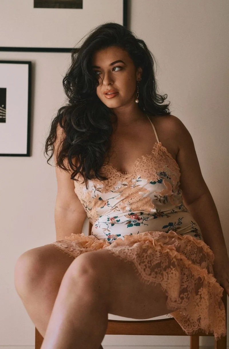 Nuisette sensuelle dos nu Daisy en satin à motif floral et dentelle