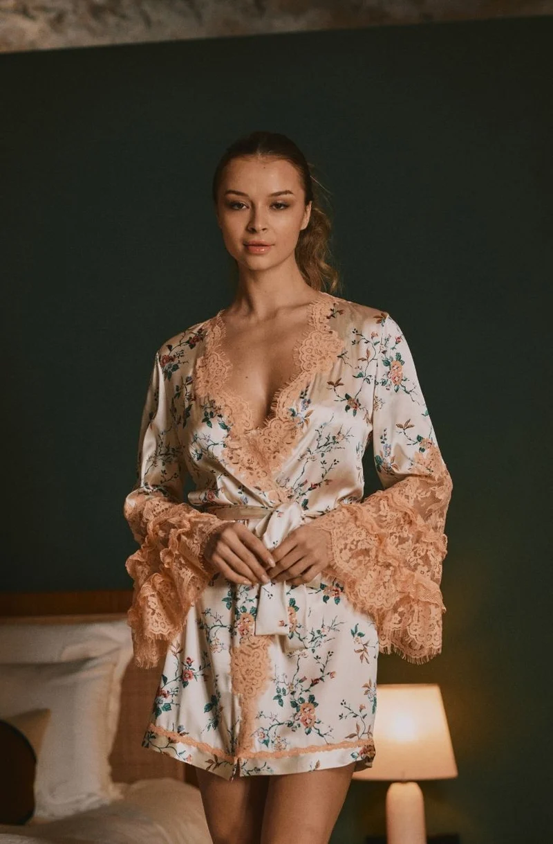 Déshabillé court Daisy en satin à motif floral et dentelle