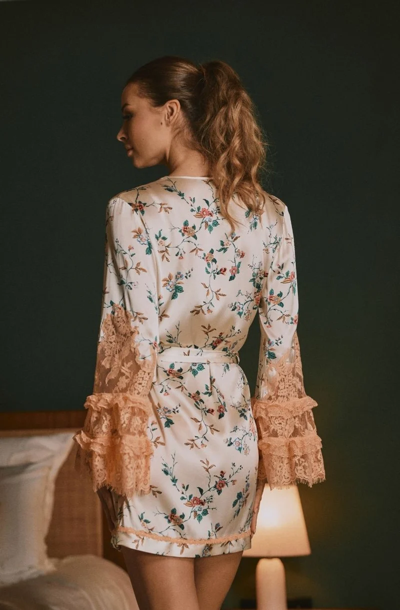 Déshabillé court Daisy en satin à motif floral et dentelle