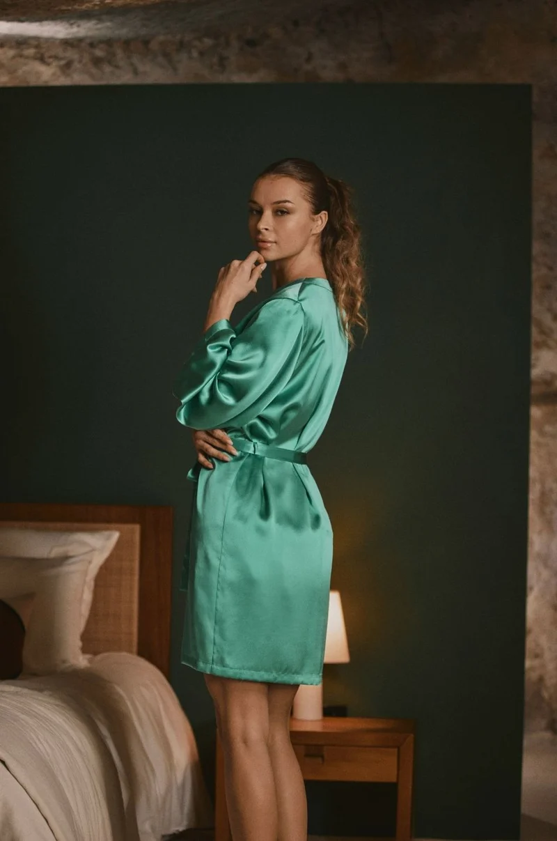 Déshabillé court Daisy en soie vert sauge