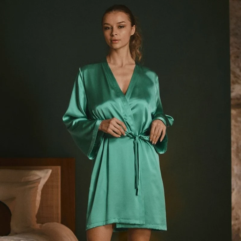 Déshabillé court Daisy en soie vert sauge