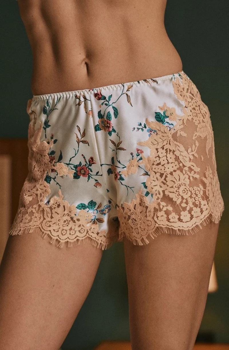Shorty Daisy en satin à motif floral et dentelle