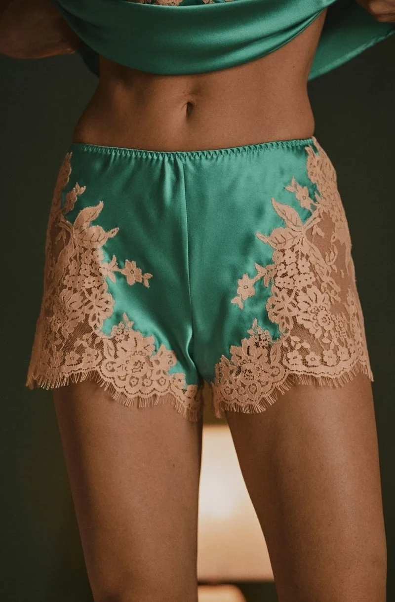 Shorty Daisy en soie vert sauge et dentelle