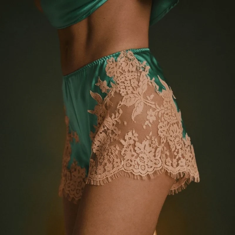 Shorty Daisy en soie vert sauge et dentelle