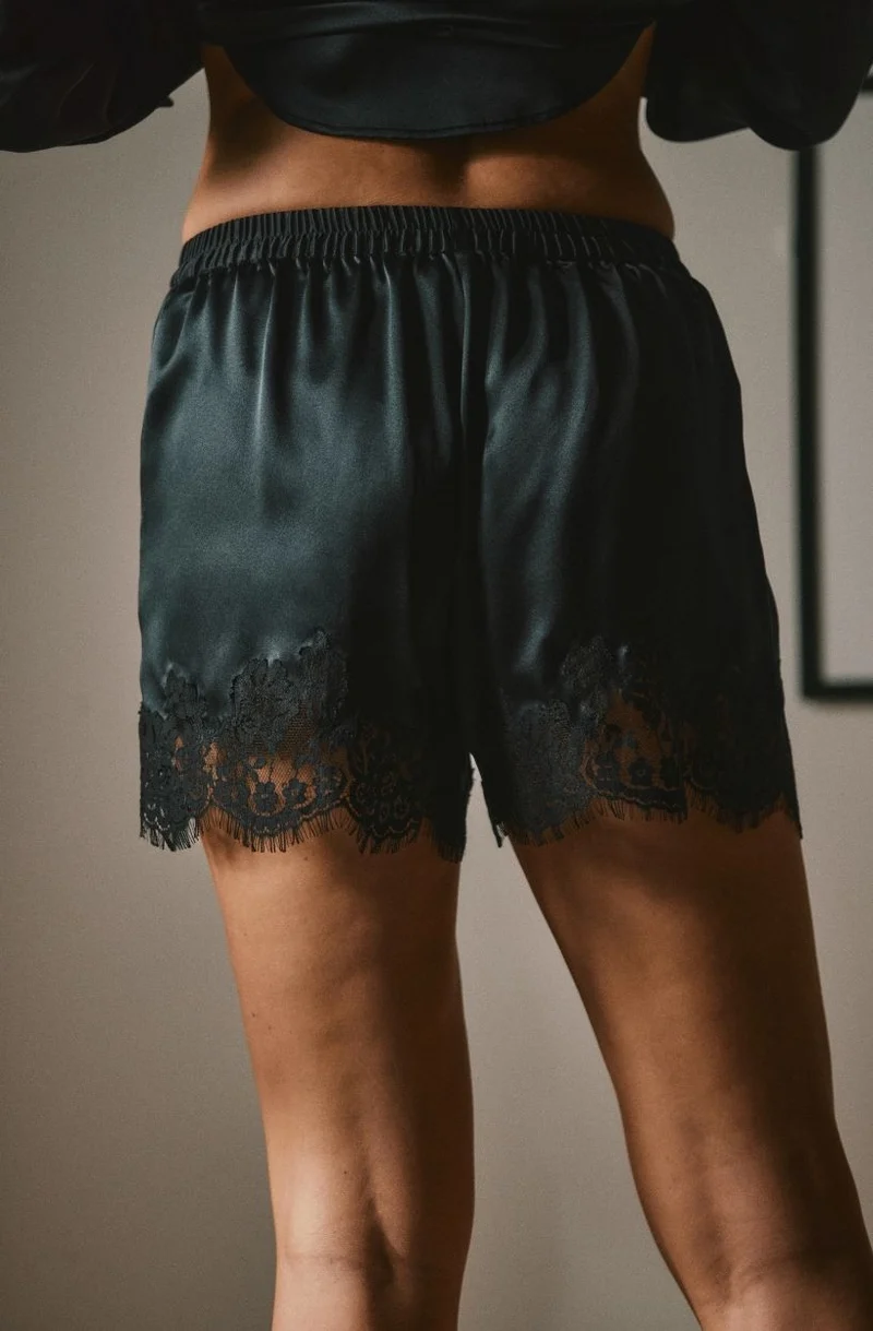 Short court Doria en soie et dentelle