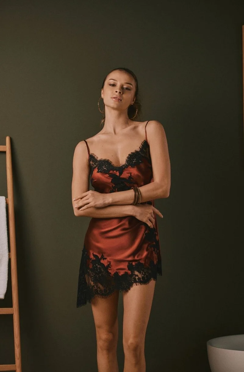 Robe nuisette asymétrique Doria en soie et dentelle