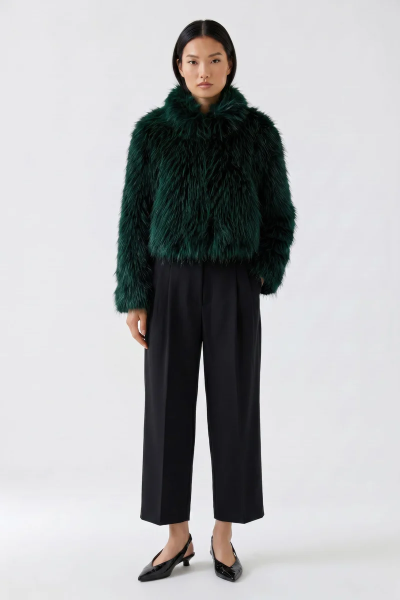 Manteau court à effet fourrure