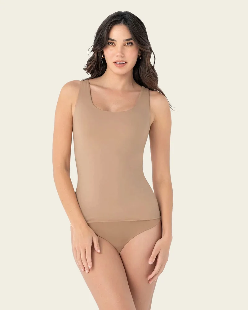Haut à contrôle modéré avec double couche sur l'abdomen