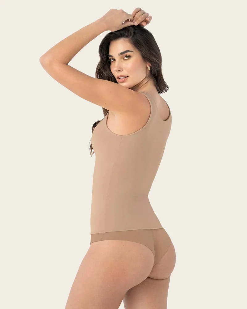 Haut à contrôle modéré avec double couche sur l'abdomen