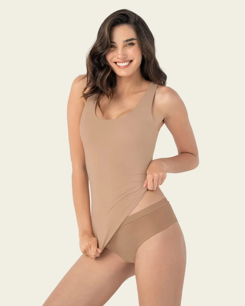 Haut à contrôle modéré avec double couche sur l'abdomen