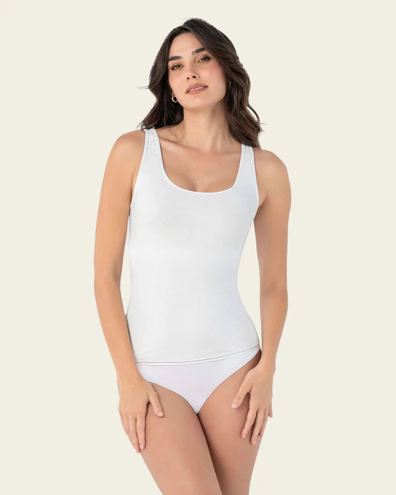 Haut à contrôle modéré avec double couche sur l'abdomen