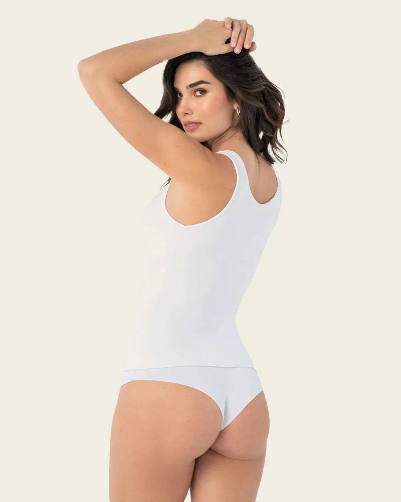 Haut à contrôle modéré avec double couche sur l'abdomen