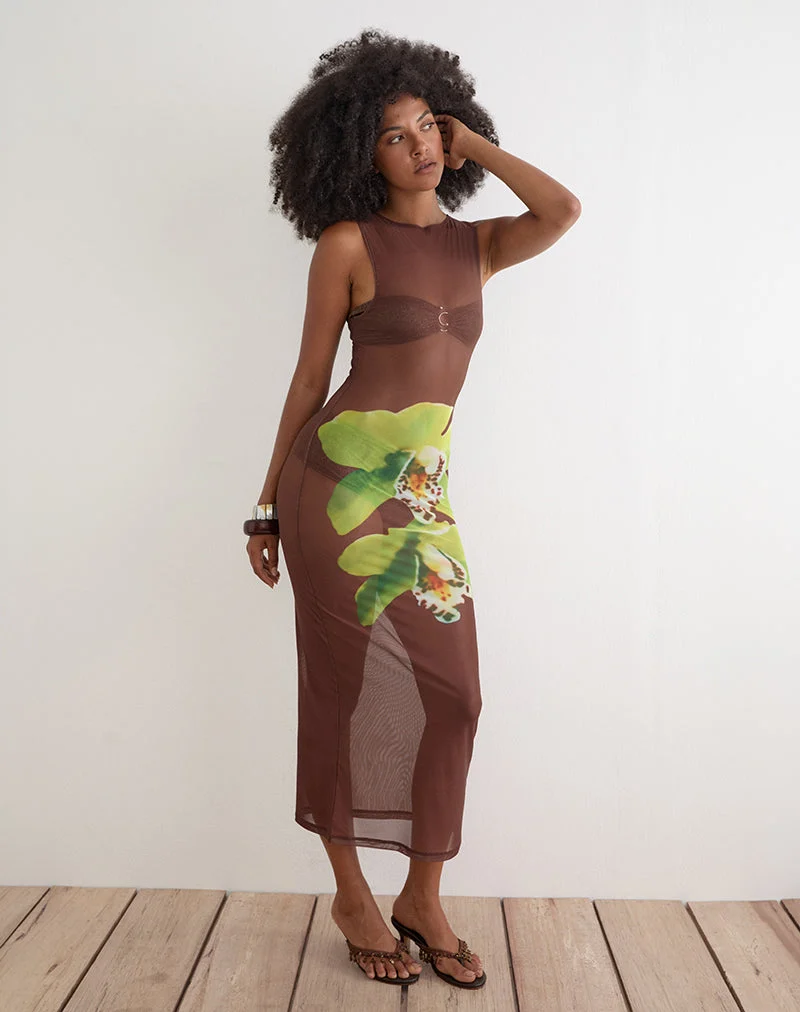 Robe mi-longue Fay marron ornée d'une fleur de dendrobium verte