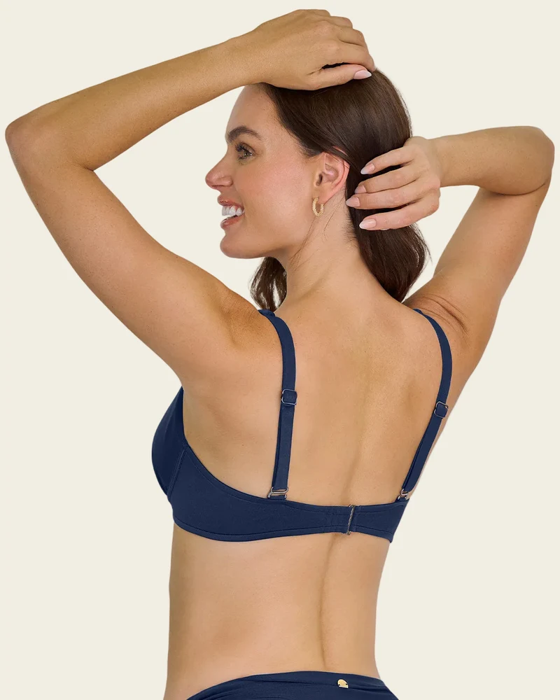 Haut de bikini à nœud papillon avec une grande couvrance du décolleté