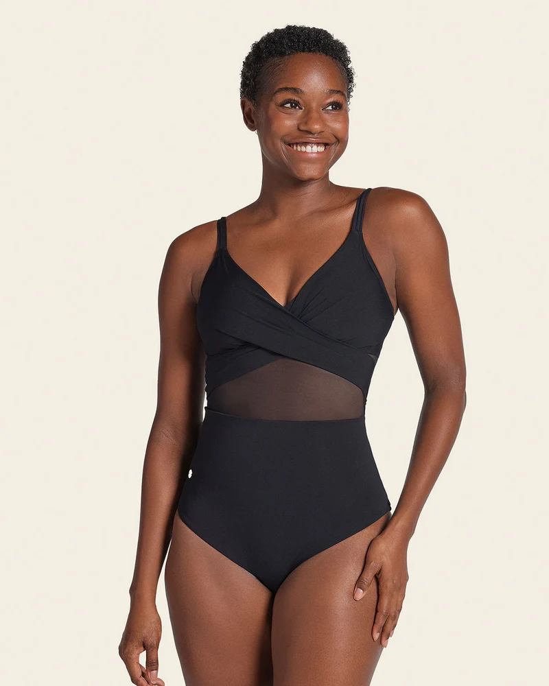 Maillot de bain une pièce avec contrôle doux sur le ventre et drapé sur le décolleté