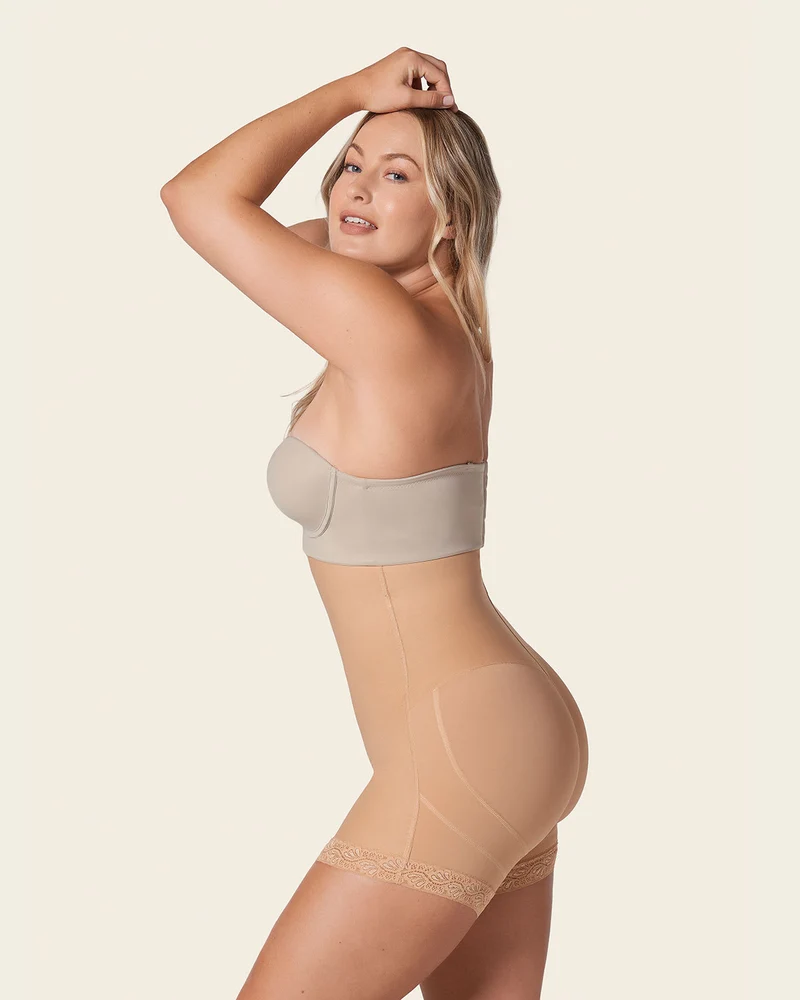 Gaine courte avec rembourrage des fesses