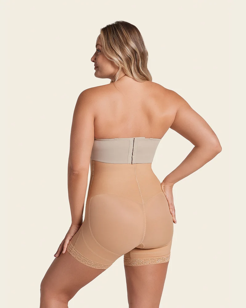 Gaine courte avec rembourrage des fesses