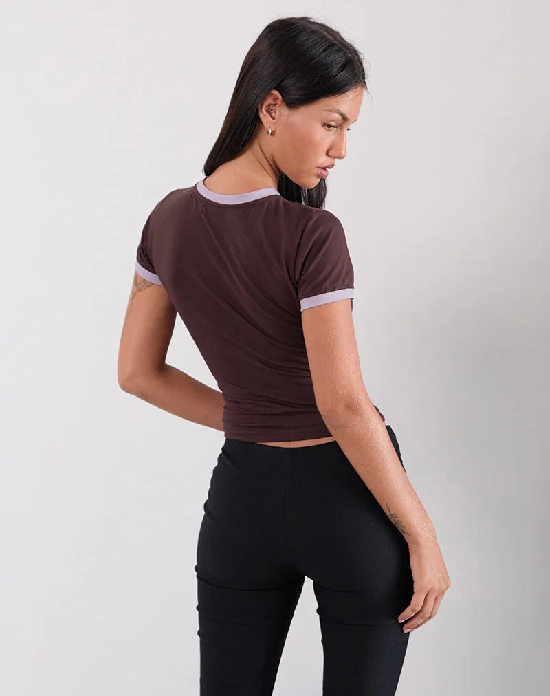 Rinea Tee Top en chocolat amer avec reliure violette et slogan Running Late