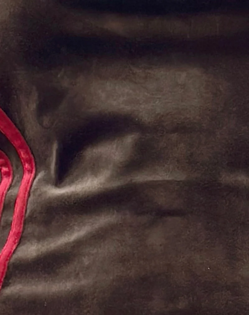 Syara Boob Tube en velours marron avec bande latérale rouge