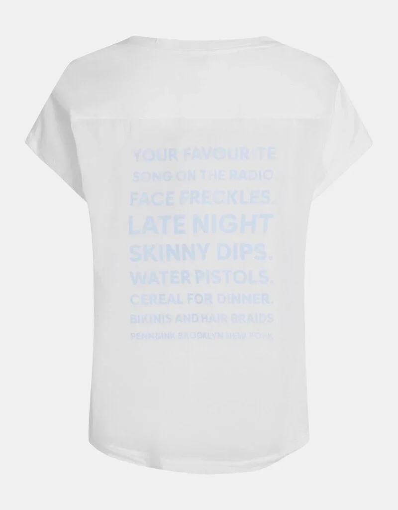 T-shirt avec écriture bleue