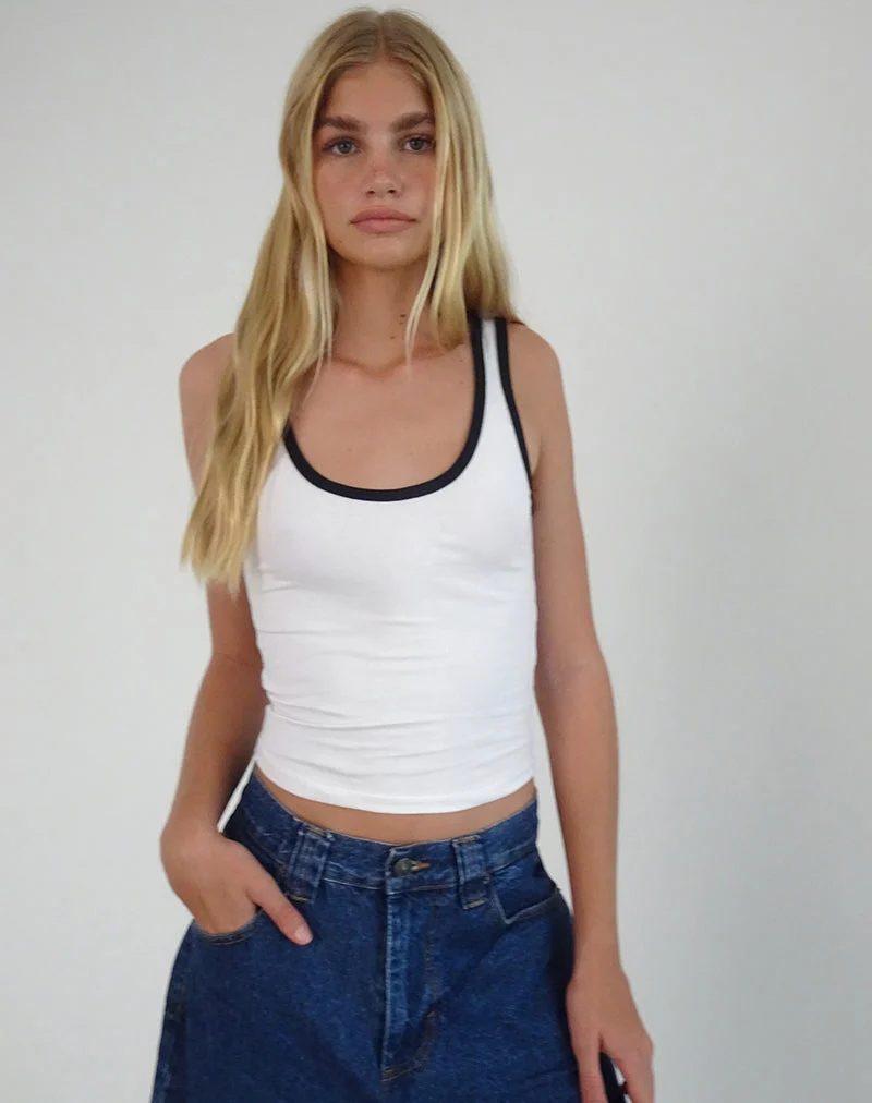 Jastiya Vest Top in White with Black Binding (gilet blanc avec bordures noires)