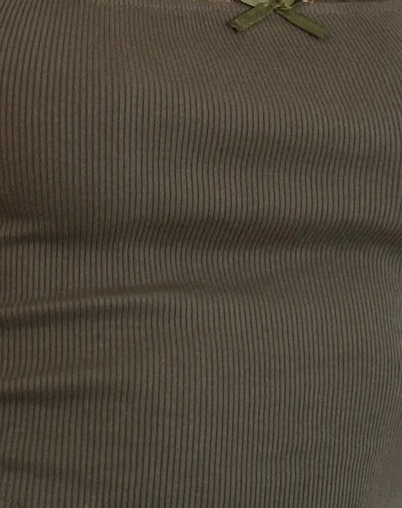 Top Jinila en olive avec bordure en dentelle et nœud