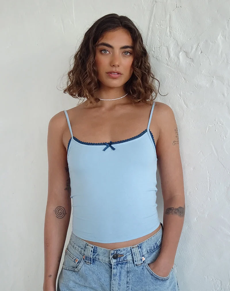 Top de gilet Suna en bleu Nantucket avec bordure bleu minéral