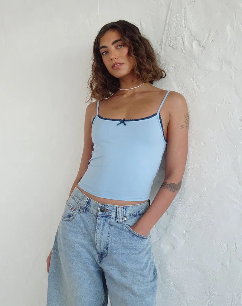Top de gilet Suna en bleu Nantucket avec bordure bleu minéral