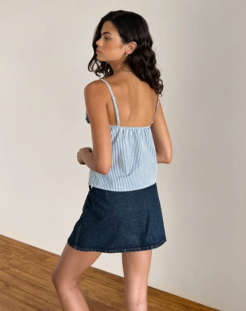 Top Flowa en bleu à petites rayures verticales avec rosette