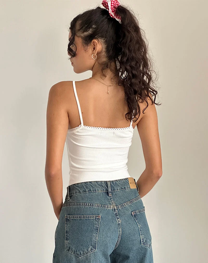 Top de gilet Suna en blanc cassé avec imprimé de nœuds en forme de fraises