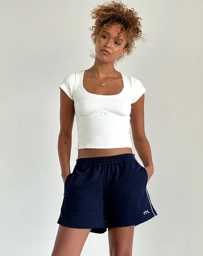 Short Thera en bleu marine avec passepoil blanc et emblème M