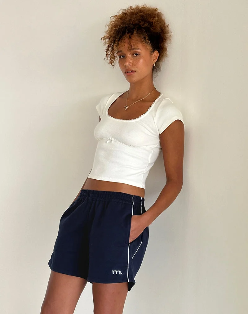 Short Thera en bleu marine avec passepoil blanc et emblème M