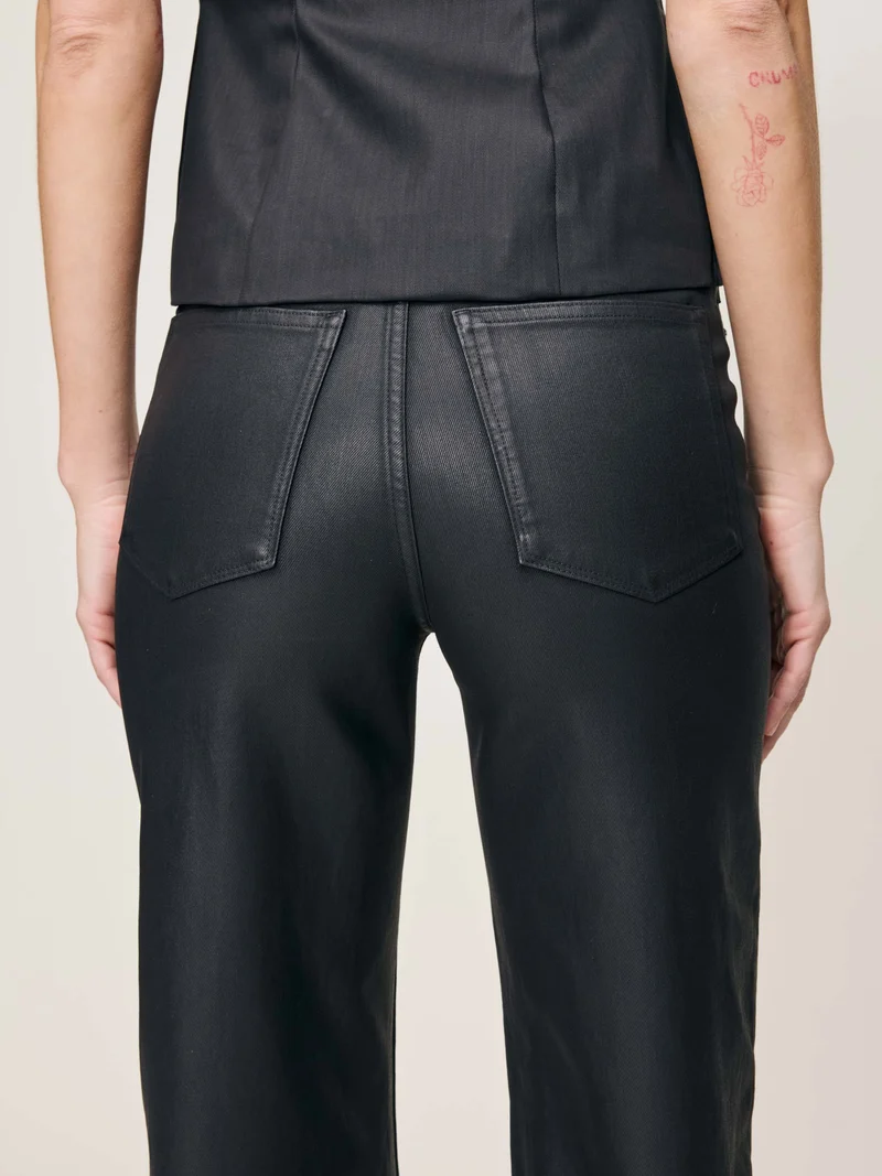 Jeans à jambes larges à effet cuir Karmine