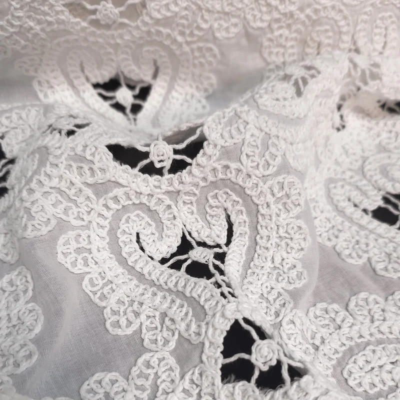 Coton brodé ajouré ornemental | Blanc | Produit neuf de fabricant de luxe | 77 cm | Fin de rouleau