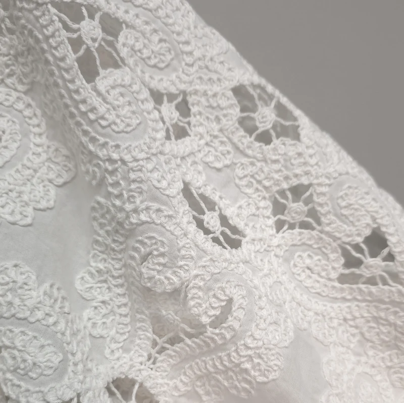 Coton brodé ajouré ornemental | Blanc | Produit neuf de fabricant de luxe | 77 cm | Fin de rouleau
